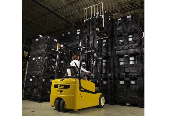 Three wheel forklift ideal for tight spaces | Yale ERP030-040VT